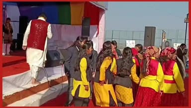 #सहकारिता मेला बादशाहीथौल में प्रस्तुति देते #लोक गायक #सौरभ मैठाणी।