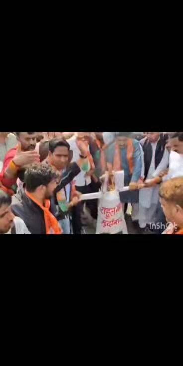 मंदसौर के भाजपा नेताओं ने की सरकार के खिलाफ नारेबाजी!
कहा सोनिया है सरकार की मम्मी!
सवाल यह है कि ये किस सरकार का विरोध ...