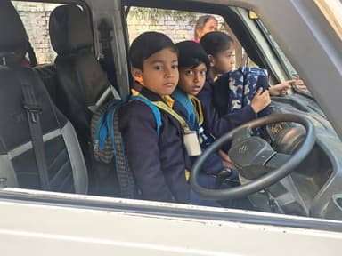 ओमनी में बनी बस,ड्राइवर सीट पर तीन स्कूली बच्चे,चंद रुपयों की खातिर मासूमों की जान से खेल रहे स्कूल संचालक
स्कूली बच्चे...