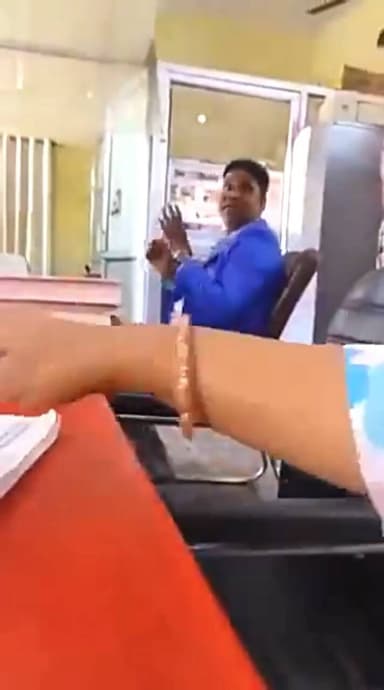 “आओ बाहर तुम्हारी गर्मी निकाल देता हूं, तुम्हरी औक़ात क्या है, मेरे सामने.”
यूपी के कानपुर स्थित टीबी अस्पताल में फार्मासिस्ट और ARO