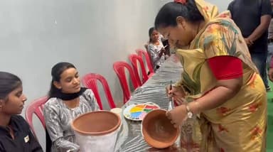 रज़ा उत्सव में पहुँचीं पीएचई मंत्री श्रीमती सम्पतिया उइके, कलाकारों से संवाद कर बढ़ाया उत्साह
गमले पर रंग उकेर कर दी सृ...