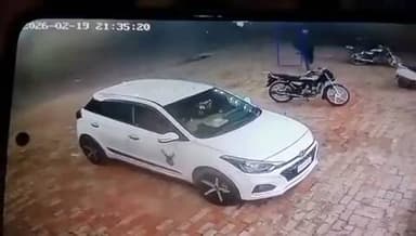 दौड़ा-दौड़ा कर गोली मारी
हरियाणा के कैथल में कुछ लोग आते हैं और कार में बैठे लोगों को गोली मार देते हैं