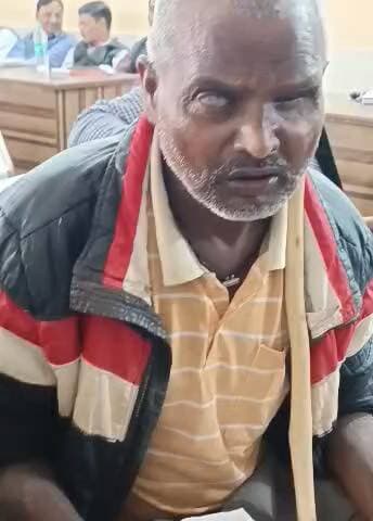 बीघापुर: कोटवर निवासी आंखों से दिव्यांग वृद्ध की रुकी पेंशन, युवक का सहारा लेकर पैदल पहुंचे तहसील