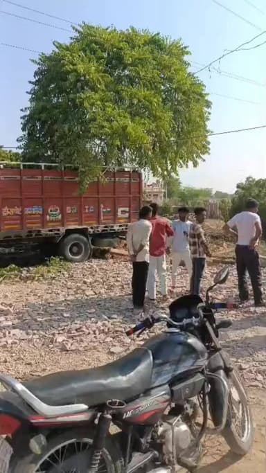 तिंवरी में अनियंत्रित ट्रक दूकान में घूसा