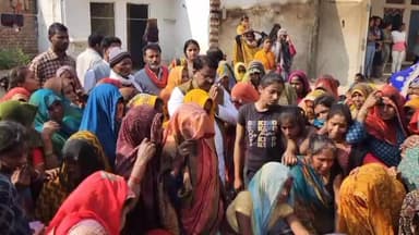 प्रयागराज के हंडिया क्षेत्र में रविवार सुबह करीब 5:30 बजे कुत्ते को बचाने के प्रयास में बाइक अनियंत्रित होकर हादसे का शि...