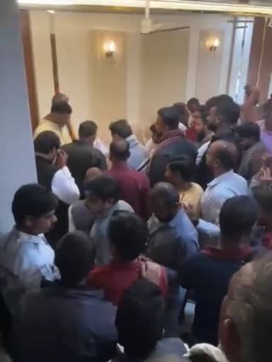 राजगढ़: राजगढ़ विधायक अमर सिंह यादव ने खुजनेर स्थित निवास कार्यालय पर क्षेत्रवासियों की समस्याएं सुनीं