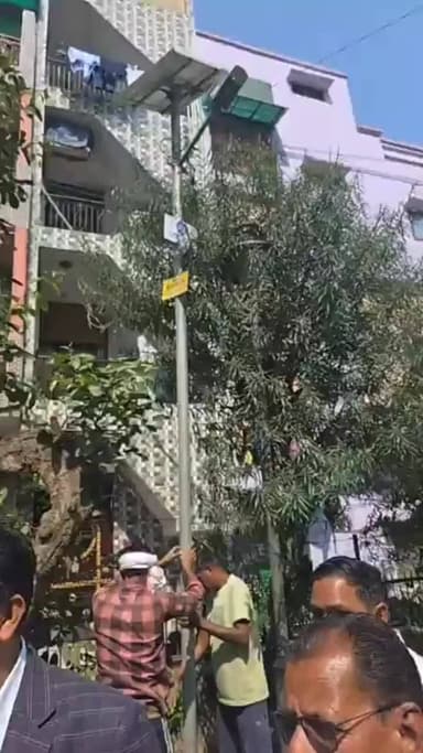 प्रीत विहार: शकरपुर के गणेश नगर में सोलर स्ट्रीट लाइट लगाने का कार्य शुरू, चेयरमैन रामकिशोर शर्मा ने किया निरीक्षण