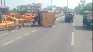 रायसेन: एसपी कार्यालय के सामने पलटी क्रेन, सांची मार्ग पर लगा जाम