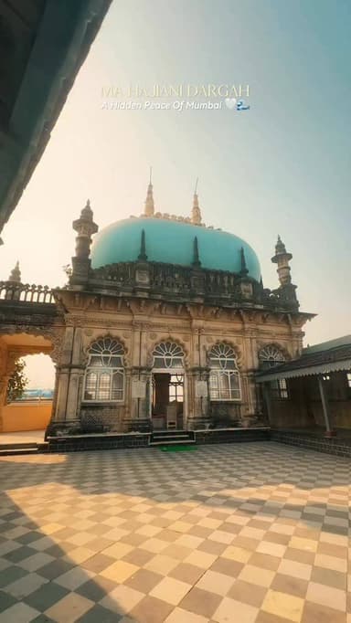Maa Hajiani Dargah🕌
Sukoon lives here
In the middle of Mumbai’s chaos, I found a place where everything slowed down.
N...