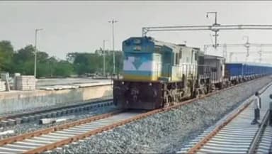 कुंवरिया: कुंवारिया स्टेशन पर पहली बार दौड़ी ब्रॉडगेज मालगाड़ी, उमड़ी भारी भीड़