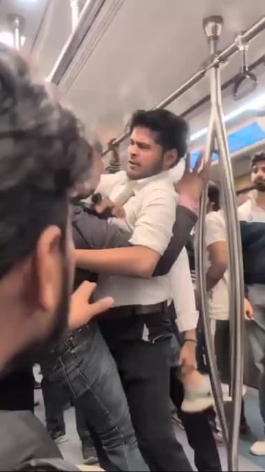 सीलमपुर: दिल्ली मेट्रो में मारपीट का वीडियो सोशल मीडिया पर वायरल