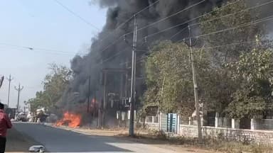 मंदसौर इंडस्ट्रियल एरिया में डीपी में अचानक लगी आग का वीडियो सामने आया है। आग लगते ही इलाके में अफरा-तफरी मच गई।
#मंदसौ...