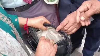 ਪਠਾਨਕੋਟ: ਸੁਜਾਨਪੁਰ ਦੇ ਨਿੱਜੀ ਪੈਲੇਸ ਵਿੱਚ ਹੋਈ ਚੋਰੀ ਲੱਖਾਂ ਦੇ ਗਹਿਣੇ ਅਤੇ ਮੋਬਾਈਲ ਲੈ ਕੇ ਚੋਰ ਹੋਏ ਫਰਾਰ।