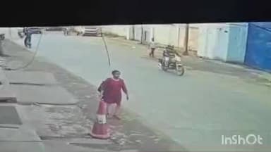 বালি-জগাছা: বেলুড় এলাকায় পথদুর্ঘটনায় মৃত্যু হল এক সাইকেল আরোহী ঘটনার ছবি ধরা পড়লো সিসিটিভি ক্যামেরায়