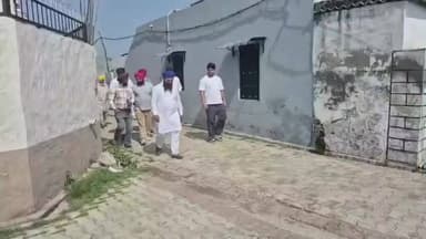 ਨਵਾਂਸ਼ਹਿਰ: ਪੁਲਿਸ ਮੁਲਾਜ਼ਮ ਅਤੇ ਸਮਾਜ ਸੇਵਕ ਪੀ ਪੀ ਅਰੋੜਾ ਨੇ ਪਿੰਡ ਜੱਬੋਵਾਲ ਨਿਵਾਸੀ ਹਰਜਿੰਦਰ ਸਿੰਘ ਪੁੱਤਰ ਰੇਸ਼ਮ ਸਿੰਘ ਦੀ ਕੀਤੀ ਮਾਲੀ ਸਹਾਇਤਾ