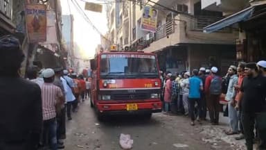 शाहदरा: पुरानी सीमापुरी के पास एक इमारत में लगी आग, दमकल ने पाया काबू