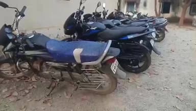 कांकेर: साईमुण्डा जंगल पहाड़ी में जुए का भंडाफोड़, पुलिस की ताबड़तोड़ रेड में 11 बाइक और नगद किया गया जब्त