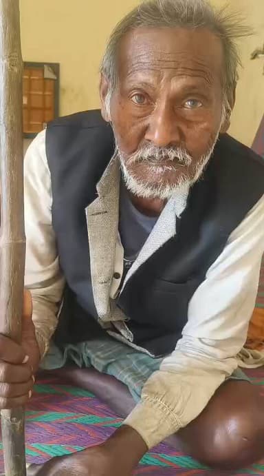 ରାଜଗାଙ୍ଗପୁର: ଝୁପୁରୁଙ୍ଗା ଚିଟକେନଢିପl ଗାଁରେ ଆଠ ଦିନ ହେଲା ରହୁଛନ୍ତି ଅଚିହ୍ନା ଅସହାୟ ବୃଦ୍ଧ