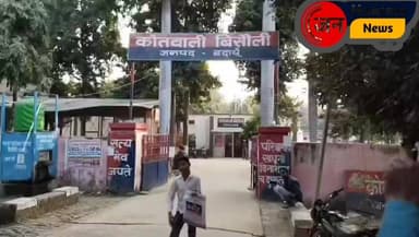 बदायूं के बिसौली रिश्वत लेते ट्रैफिक पुलिसकर्मी का वीडियो वायरल TSI पर चालान के नाम पर ₹500 लेते दिखने का आरोप. होली से ...