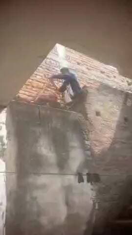 डेहरी ऑन सोन बीएमपी शिवपुरी कॉलोनी में आपसी विवाद में घर और कार कि तोड़फोड़ और महिला अधिवक्ता पूनम कुशवाहा से मारपीट