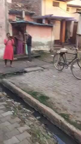 ये केवरा का वीडियो ये तीनों मां बेटी और बेटा है ये आदमी एक महिला के साथ कैसे बुरा भला बात कर रहा है