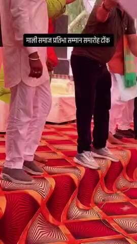 निवाई: पूर्व कृषि मंत्री डॉ.प्रभु लाल सैनी का माली समाज के प्रतिभा सम्मान समारोह में गमछा वाला नृत्य ...