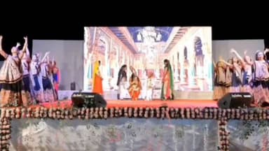 પોરબંદરમાં ચોપાટી ગ્રાઉન્ડ ખાતે પર્યટન પર્વ નિમિતે લોકડાયરાનો કાર્યક્રમ યોજાયો