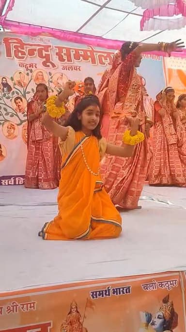 🚩 मसारी रोड पर गूंजा हिंदू एकता का स्वर: भव्य कलश यात्रा के साथ विशाल हिंदू सम्मेलन संपन्न 🚩
कस्बे के मसारी रोड स्थित ध...