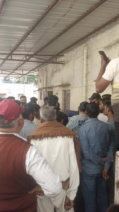 बिजली से लापरवाही के कारण एक आदमी की मोत महेंद्र दो गायल हादसा अटरु