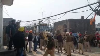 ਹੁਸ਼ਿਆਰਪੁਰ: ਟਾਂਡਾ ਵਿੱਚ ਵਕਫ ਬੋਰਡ ਵੱਲੋਂ ਨਸ਼ਾ ਤਸਕਰ ਦੇ ਘਰ ਨੂੰ ਗਿਆ ਤੁੜਵਾਇਆ, ਹਟਾਇਆ ਨਜਾਇਜ਼ ਕਬਜ਼ਾ