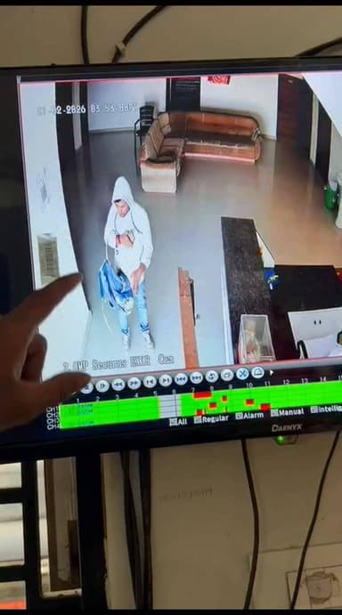 देचू थाना क्षेत्र के गुमानपुरा गांव में स्थित महादेव गेस्ट हाउस से चोर गायों के लिए रखी दानपात्र पेटी को चुरा कर ले गया।...