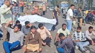 #ग्रेटर_नोएडा लाइनमैन की करंट लगने से मौ .त फाल्ट ठीक करते समय शटडाउन होने के बावजूद भी छोड़ी गई सप्लाई श .व को रोड पर ...