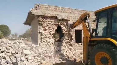 खींवसर: नशा तस्कर के मकान पर पुलिस की जेसीबी चली, ढहा दिया गया मकान, तस्करों में मची खलबली