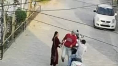 ਪੱਟੀ: ਨੌਜਵਾਨ ਵੱਲੋ ਲੜਕੀ ਨੂੰ ਗੋਲੀ ਮਾਰਨ ਦੀ ਵੀਡੀਓ ਸੋਸ਼ਲਮੀਡੀਆ ਤੇ ਵਾਈਰਲ,
ਜ਼ਿੰਦਗੀ ਤੇ ਮੌਤ ਦੀ ਲੜਾਈ ਲੜ ਰਹੀ ਰੂਬੀ ਮਹਿਰਾ