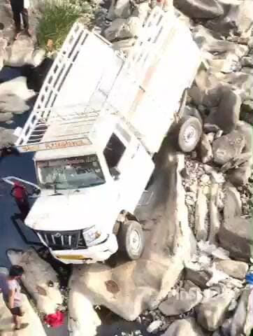 मेघनगर: अनियंत्रित महिंद्रा पिकअप रेलिंग तोड़ नदी में गिरी, मौके पर पहुंचा प्रशासन