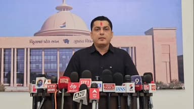 ગાંધીનગર: વેરાવળમાં સરકારી હોસ્પિટલમાં સ્ટાફને વિધાનસભા ધારાસભ્ય વિમલ ચુડાસમાએ પુછ્યો પ્રશ્ન