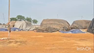 बेमेतरा: बेमेतरा जिला में मौसम के बदले मिजाज से सेवा सहकारी समितियों में रखे धान पर मंडरा रहा बारिश का खतरा