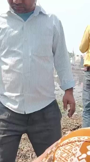 ग्रेटर नोएडा: करंट लगने से लाइनमैन की मौत, परिजनों ने लगाया जाम।
#GreaterNoida #ElectricityDept #RoadBlock #Justice