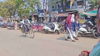 15 वर्षों से स्टेट बैंक के सामने अव्यवस्था कायम, अतिक्रमण और बेतरतीब पार्किंग से हादसे का खतरा*प्रशासन बना बौना*