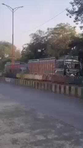 गरोठ तहसील में गर्ल स्कूल के सामने आवारा लड़के के द्वारा गलत इशारे किए जा रहे हैं