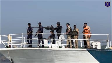 🚨🌊सागरी सुरक्षेसाठी रत्नागिरी पोलीस सदैव सज्ज 🚔 🚨
मा. पोलीस अधीक्षक श्री. नितीन बगाटे (भा.पो.से.) व मा. अपर पोलीस अधीक्ष...