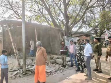 मैनाटांड़: इनरवा में सड़क किनारे दोन नहर पर अतिक्रमण हटाया गया, सीओ ने की कार्रवाई