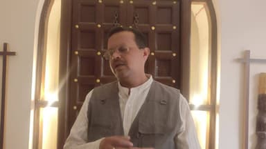 अभी कुछ दिन ले ये खबर चलत हे के रमजान म शासकीय मुस्लिम कर्मचारी मन ला एक घंटा पहिली छुट्टी दीही जाही। फेर त सावन महिना म, चैत्र नवरात्र म, सरद नवरात्र म अऊ गणेश पाक के दसों दिन म घलो सब्बो ला छुट्टी मिलना चाही।
नई दाऊ जी?
#दाऊ_के_गोठ #होली