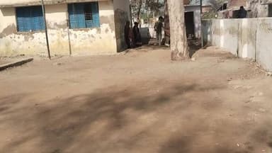 ग्राम पंचायत रानीपुर भट्ट के प्राथमिक विद्यालय में प्रधानाचार्य नहीं बनवा रही हैं बच्चों के लिए भोजन
#viralvideo