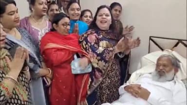 अम्बाला: हरियाणा के ऊर्जा, परिवहन एवं श्रम मंत्री अनिल विज से भाजपा महिला मोर्चा की कार्यकर्ताओं ने मुलाकात की