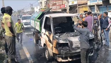 करनाल: मेरठ रोड पर नगर निगम की गाड़ी में अचानक लगी आग, बड़ा हादसा टला