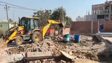 बहादुरगढ़: डीपी विभाग ने बहादुरगढ़-बेरी रोड स्थित वेणुना माजरा में अवैध कॉलोनी पर चलाया तोड़फोड़ अभियान