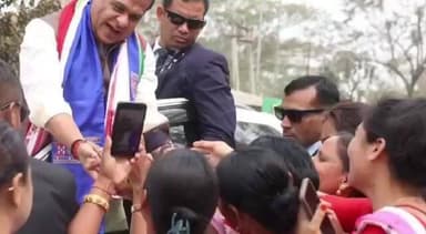 ডিফু: মুখ্যমন্ত্ৰী মহিলা উদ্যমিতা অভিযানৰ অধীনত মুখ্যমন্ত্ৰীয়ে বোকাজান বিধানসভা সমষ্টিৰ মহিলা সকলক চেক প্রদান কৰে