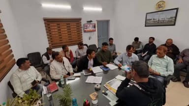 कालकाजी: तुगलकाबाद के विधायक ने एमसीडी अधिकारियों के साथ की बैठक, कहा- काम में न हो कोई लापरवाही