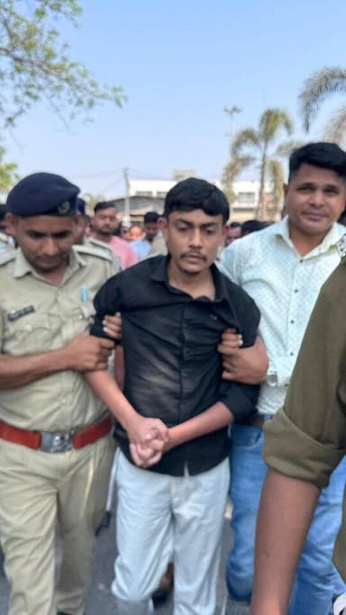 @tapipolice : સ્થાનિક લોકોએ “તાપી પોલીસ જિંદાબાદ” ના નારા લગાવી પોલીસની કામગીરીને બિરદાવી @valod_police_station_100
#buh...